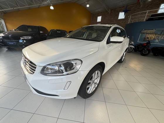 VOLVO XC60 2.4 D5 MOMENTUM DIESEL AWD 4P AUTOMÁTICO